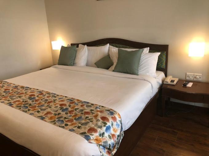 Hotel Crystal Palace Meerut Buitenkant foto
